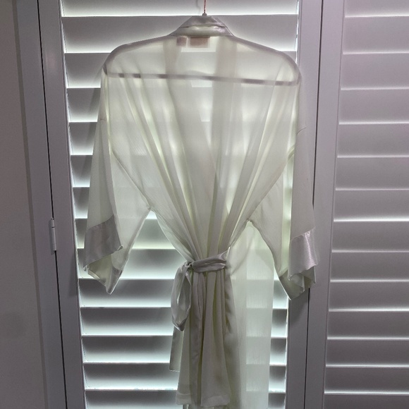 VINTAGE GOLD LABEL VICTORIAS SECRET sheer cream robe - Picture 1 of 6